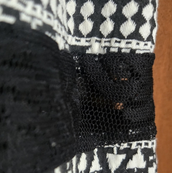 Le Lis Sleeveless Dress Black And White Knit Pattern With Lace - Picture 4 of 4